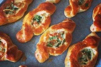 Peynirli Karnıyarık Poğaça