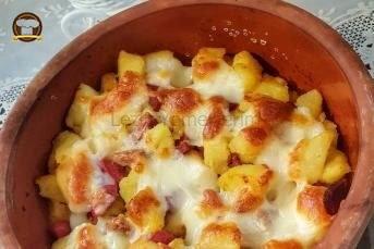 Güveçte Kaşarlı Patates