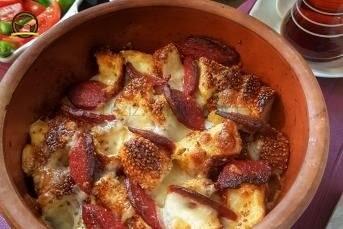 Güveçte Kaşarlı Simit