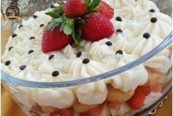 Çilekli Şuruplu Kedi Dili Pastası