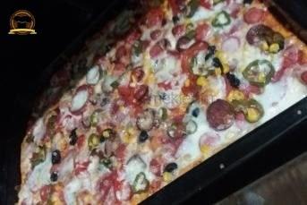Ev Yapımı Bol Malzemeli Pizza