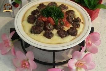 Patates Püresi Yatağında Domates Soslu Misket Köfte