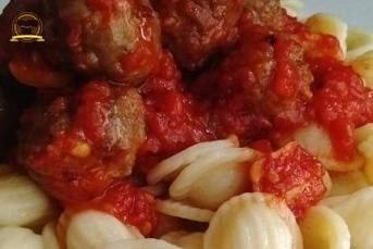 Sarmısaklı Domates Soslu Köfteli Makarna