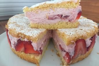 Çilekli Yaş Pasta Tarifi