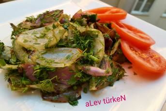 5 Dk’da Közlenmiş Soğan Salatası (Mükemmel)
