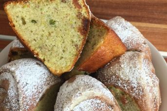 Üzümlü Fıstıklı Kek