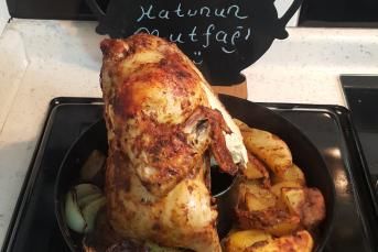 Kek Kalıbında Soslu Bütün Tavuk