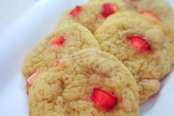 Çilek Parçacıklı Kurabiye