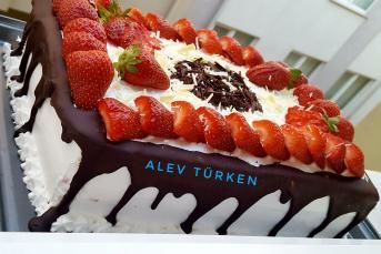 Nefis Pratik Çilekli Yaz Pastası (Aşama Aşama)