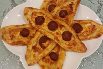 Sucuklu Kaşarlı Pide