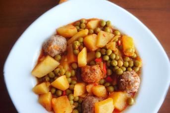 Köfteli Bezelye Yemeği