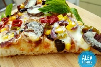 En Bol Malzemeli Tepsi Pizzası (Şahane)