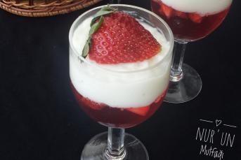 Çilek Jöleli Muhallebi