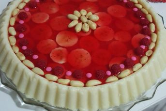 Çilek Soslu İrmik Tatlısı