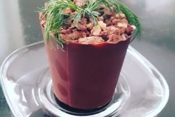 Çikolata Saksısında Bol Muhallebili Çilek Parçacıkları Ve Kek