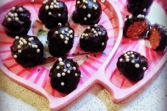 Çikolata Kaplı Çilekli Bisküvi Topları