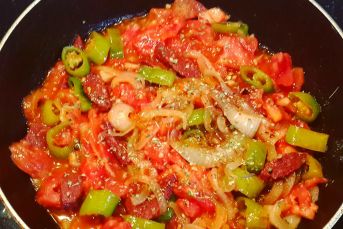 Ekmek Arası Domates Soslu Sucuk