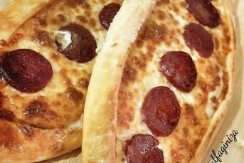 Kaşarlı Sucuklu Pide