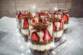 Çilekli Bisküvili Muhallebi