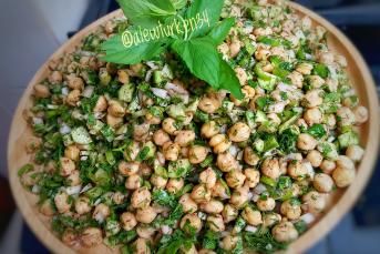 Taze Naneli Bol Yeşillikli  Nohut Salatası (Yedikçe Yediren)