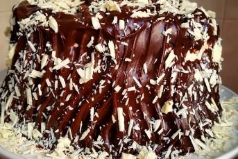 Bol Çikolatalı Vişneli Ve Krema Kaplamalı Pasta (Süper Pasta)