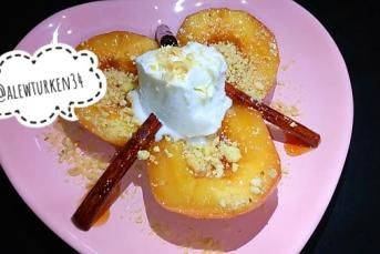 Fındık Ve Dondurma Eşliğinde Ayva Tatlısı