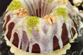 Beyaz Çikolata Soslu Cevizli Kek