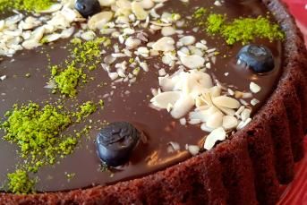 Beyaz Çikolata Soslu Ganajlı Tart Kek