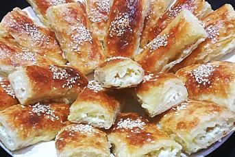 Baklava Yufkasından Sodalı Peynirli Börek