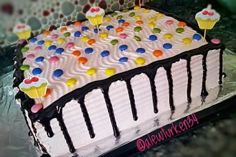 30 Kişilik Doğum Günü Pastası (Vişneli Çikolatalı)