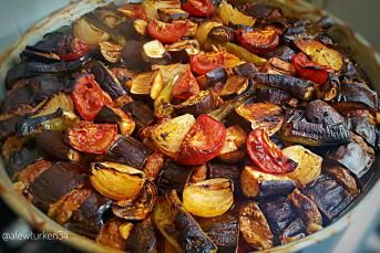 Fırında Köfteli Soğanlı Patlıcan Dizme