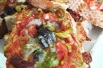 Bayat Ekmek Pizzası Nasıl Yapılır