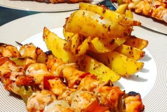 Fırında Marine Soslu Nefis Tavuk Şiş Ve Fırında Patates