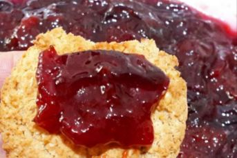 Fırında Çok Pratik Damla Sakızlı Mürdüm Eriği Reçeli