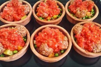 Güveçte Garnitürlü Köfte