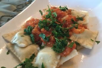 Ravioli Makarna Peynir Dolgulu Domates Soslu