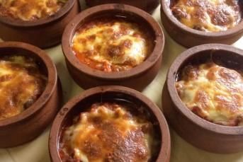 Güveçte Domates Soslu Köfte