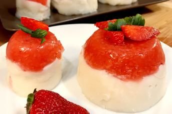 Çilek Soslu Muhallebi