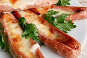 Fırında Karnıyarık Kaşarlı Sosis