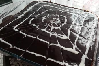 Çikolata Soslu Zebra Kek