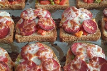 Sucuklu Kaşarlı Ekmek