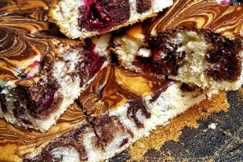 Çikolata Soslu Limonlu Vişneli Ve Kakaolu Kek