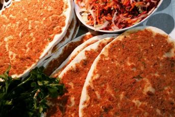 Ev Yapımı Lahmacun Nasıl Yapılır