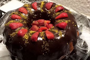 Çikolata Soslu Çilekli Kek