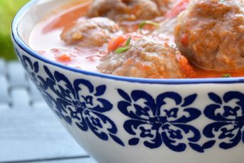 Acılı Domates Soslu Tarçınlı Köfte