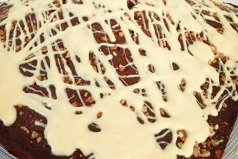 Beyaz Çikolatalı Fındıklı Portakal Kabuklu Kakaolu Kek