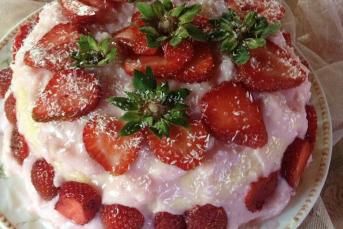 Mikrodalgada Kolay Çilekli Pasta