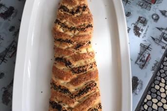 Saç Örgülü Pastırmalı Çörek