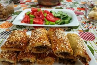 Baklava Yufkasından Kıymalı Börek