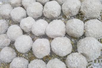 Hindistan Cevizi Kaplı Elmalı Toplar